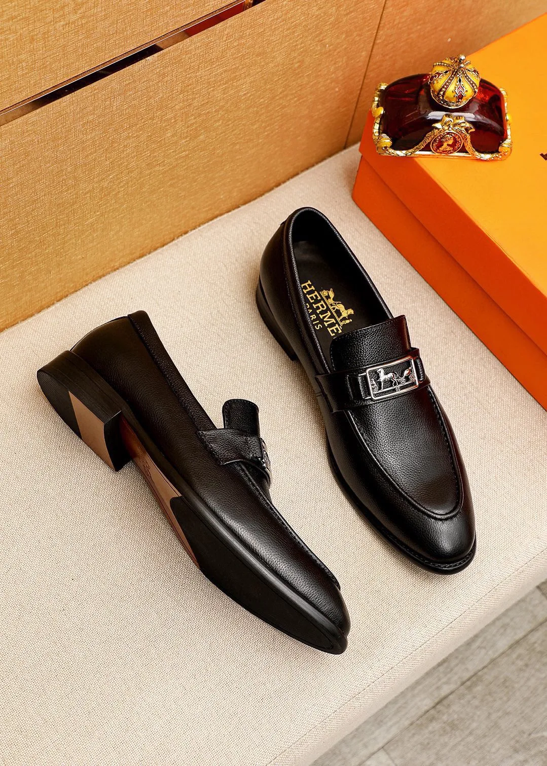 Men's shoes 💰480 💐 Product trademark: HERMES "Hermès" casual leather shoes Regular size: 39-44 (38.45.46🉑️Customized) Product materials: Selected imported first-layer pebbled calfskin upper + classic hardware buckle, imported water-dyed 🐂 cowhide lining. Strong three-dimensional visual effect, combined outsole Color: 1⃣️color optional